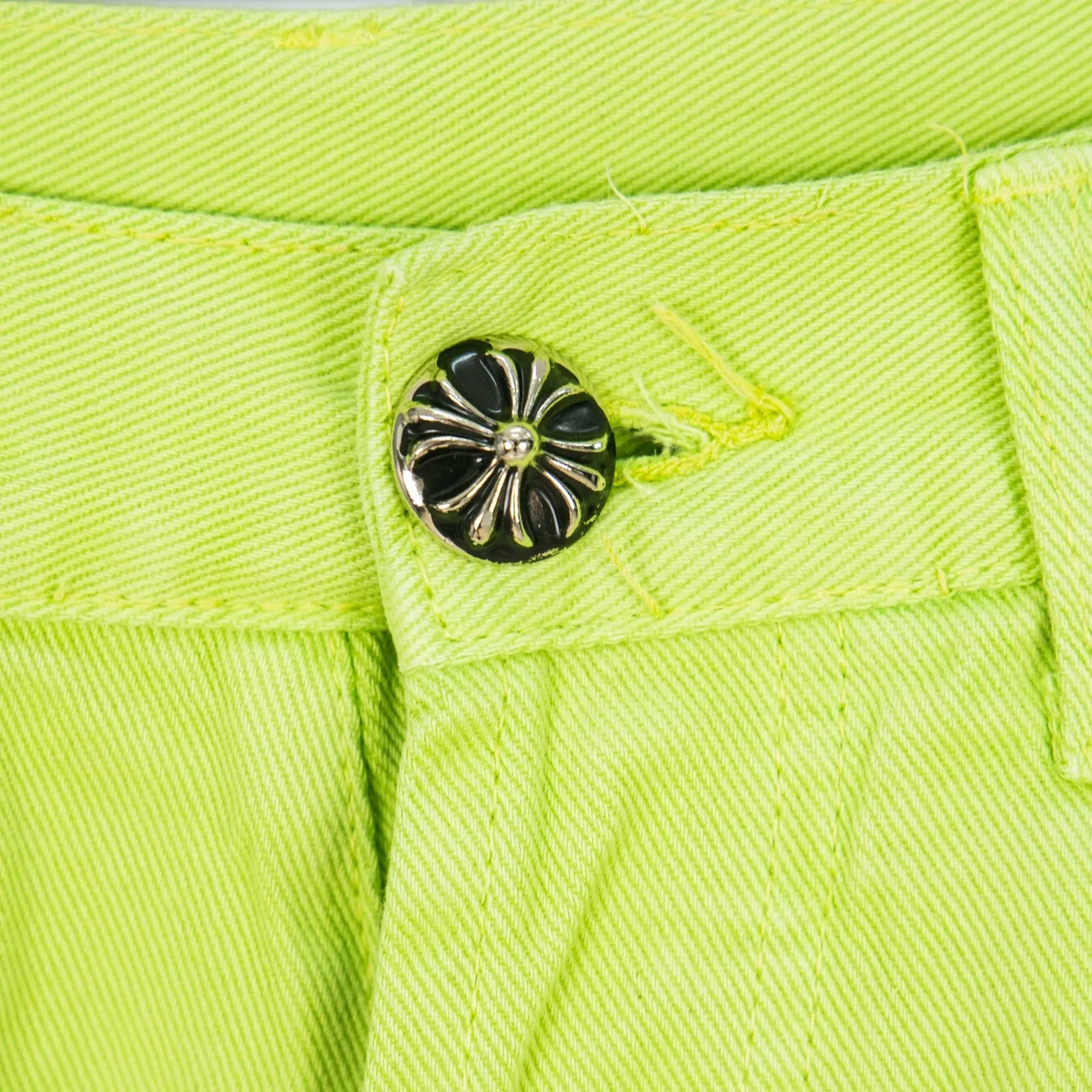 P250 Chrome Hearts dopamine green denim and black and yellow leather couple jeans are a hot trend this season and are sought after by countless celebrities and fashionistas. The neat details of the cutting process add color to the playful fashion! The neat and meticulous design, and the well-fitting structure is unique. The upper body not only has outstanding recognition, but also looks younger and younger. A style with the ultimate wearing meaning and performance, gorgeous color matching, and the craftsmanship of this style is also extremely extraordinary. After the finished product is washed, it is disassembled and hand-made with sheepskin cross leather and then spliced ​​together to complete. The whole piece has too many craftsmanship to describe. It is decorated with patchwork cross flowers and high-waisted washed jeans! ! Absolutely high-end luxury product, a god-level single product, a super popular product, made by top heavy industry, a magic weapon that cannot be missed to hit the streets. Style number: 1829# Size: 28 30 32 34 Color: green